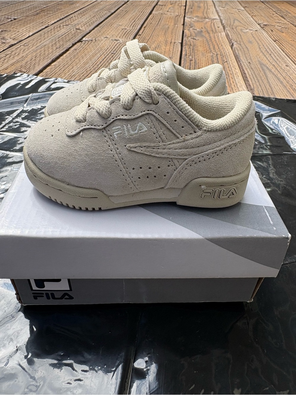 FILA Kids Cream Suede Low-Top Sneakers size 5 toddler